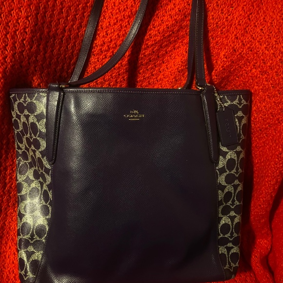 Coach Signature, Purple Tote. - Picture 1 of 4